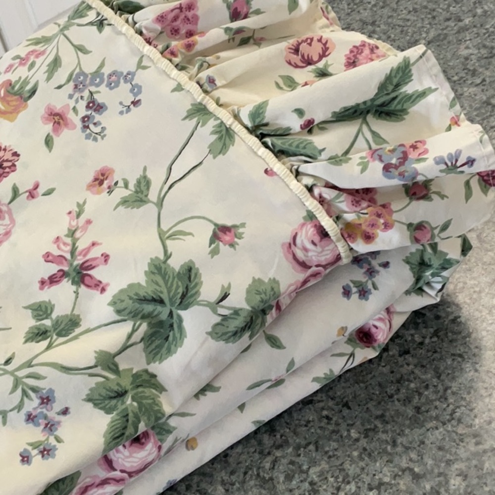 Vintage floral sheets top and bottom. Roses and Ruffles. - Picture 11 of 12
